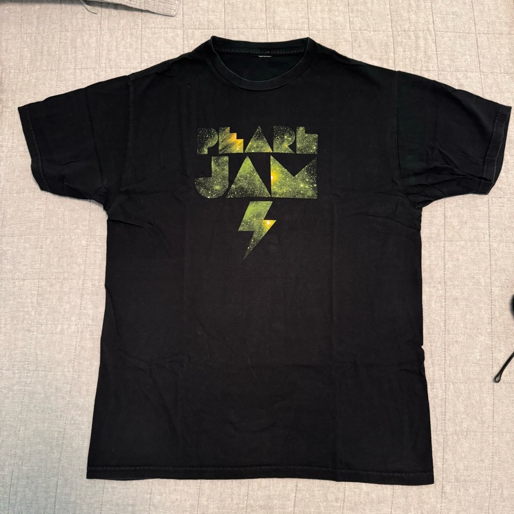 USED and RARE. Official Pearl Jam t-shirt. Size M.